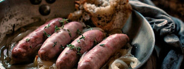 Salchichas al vino: receta fácil y rápida (para mojar mucho pan)
