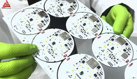 Placas con circuito integrado y SIM soldada, de Kepar.