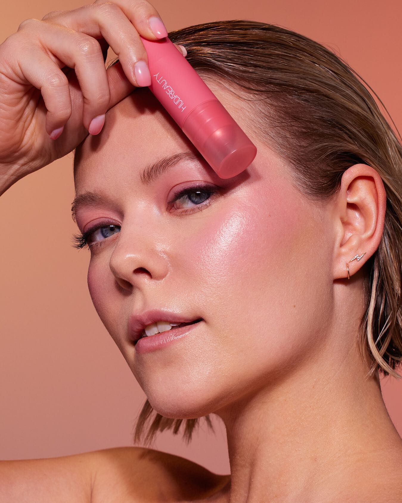 Cómo aplicar un colorete en barra y lucir un maquillaje fresco y