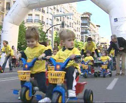 Divertida carrera de triciclos en Zaragoza