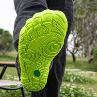 La fiebre barefoot llega a las rebajas con estas zapatillas que podemos combinar con vaqueros a un precio low cost  