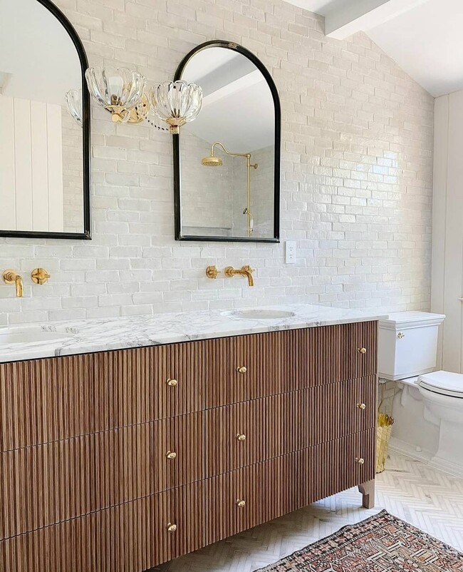 Tendencia en el baño; relieves y líneas verticales en las baldosas que