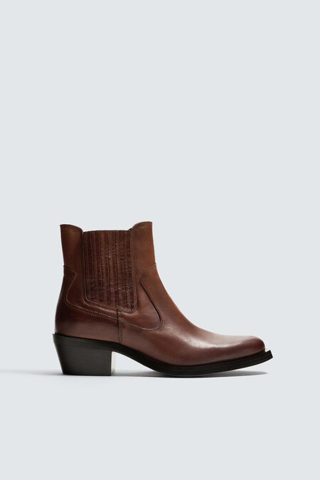 Los Hombres Con Mas Estilo De Paris Adoptan El Cowboy Core Y Cambian Las Zapatillas Por Las Botas Vaqueras Esta Temporada