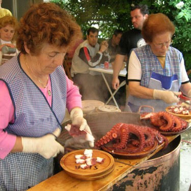 El verdadero secreto de las pulpeiras gallegas para que el pulpo a feira quede tierno: el truco no está en el pimentón ni en la sal 