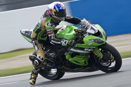 Kenan Sofuoglu da un recital en Donington Park y encarrila el título