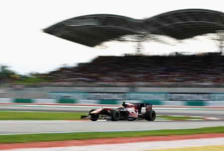 Jaime Alguersuari volando bajo en el GP de Malasia 2010 de Fórmula 1