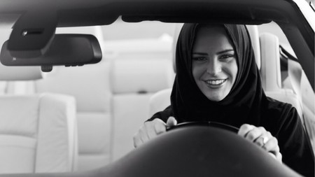Las mujeres saudíes acuden por primera vez a un Salón del Automóvil. ¿Aperturismo o estrategia económica?