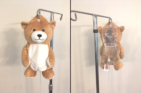 Medi-Teddy, el invento de una niña para cubrir los goteros y así hacer sentir mejor a los niños enfermos
