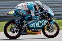 Julio Simón vence sobre la lluvia de Donington Park