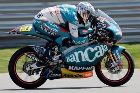 Julio Simón vence sobre la lluvia de Donington Park