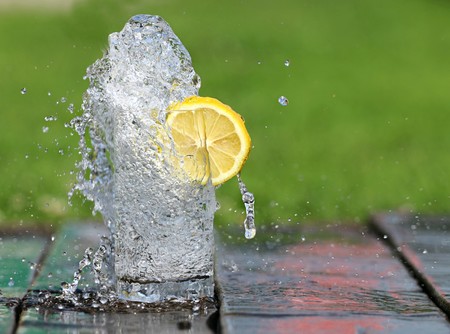 ¿De verdad beber agua con limón ayuda a adelgazar? La ciencia dice que sí (pero tiene truco)