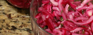 No necesitas vinagre para hacer la cebolla encurtida más rica, rápida y versátil con la que mejorar cualquier plato 
