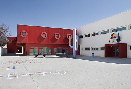Un colegio privado cobra 190 euros por leer tu Currículum