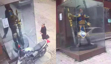 Una señora le reza a una estatua de League of Legends pensando que era una deidad china