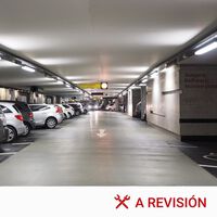 Un propietario aparca su coche y su moto en la misma plaza de garaje: la Ley de Propiedad Horizontal lo permite, con algunos límites