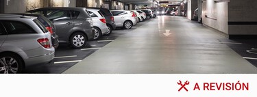 Un propietario aparca su coche y su moto en la misma plaza de garaje: la Ley de Propiedad Horizontal lo permite, con algunos límites