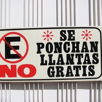 Qué pasa si le ponchas las llantas a un coche que se estacione en tu entrada, esto dice la ley 