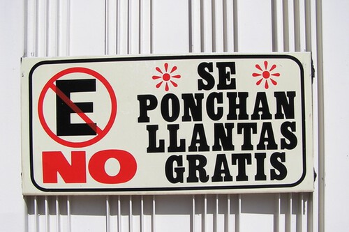 Qué pasa si le ponchas las llantas a un coche que se estacione en tu entrada, esto dice la ley