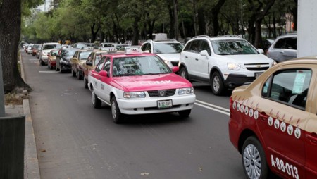 Taxistas de México y España crean frente internacional contra Uber y Cabify 