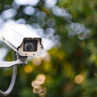 Era para proteger, mas virou guerra de privacidade: moradores dos EUA estão destruindo câmeras de vigilância nas ruas por um motivo bem específico 