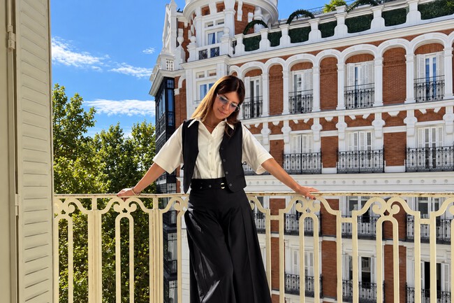 Maribel Verdu En Una Terraza
