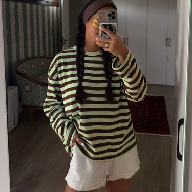Las sudaderas y camisetas de manga larga que las chicas del norte llevan con shorts a la playa cuando refresca al atardecer 