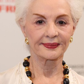 Cómo llevar el pantalón blanco con estilo en otoño, palabra de Carolina Herrera (y de Zara)