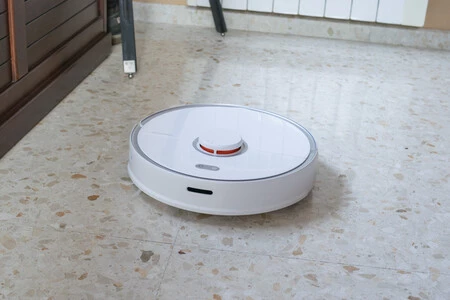 Este robot aspirador Roborock que aspira y friega tu casa se controla con Alexa y hoy lo tienes rebajadísimo con el cupón TECHMANIA25