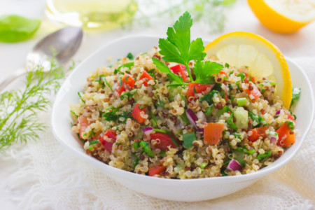 Conoce los alimentos vegetales más ricos en proteínas: tofu, quinoa y seitán