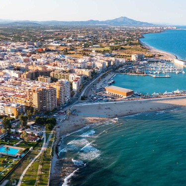 El pueblo pesquero cargado de esencia mediterránea, el mejor lugar para comer arroz exquisito y ver el eclipse solar desde la propia playa 
