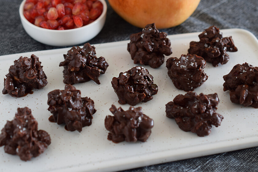 Rocas de chocolate negro, granada y almendra receta de postre