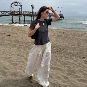 Guía de estilo a los 60: los pantalones 100% de lino de Massimo Dutti elegantes, holgados, de colores y perfectos para estrenar con cuñas en junio 