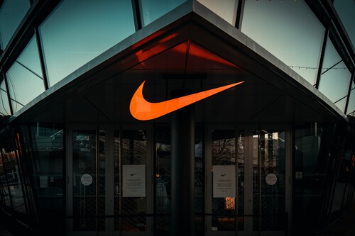 Sudaderas, chaquetas y más con hasta un 40% de descuento: Nike comienza a liquidar su almacén a precios de risa  