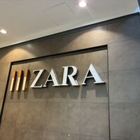 El grupo de Zara adelanta las rebajas: zapatillas desde 12,99 euros 
