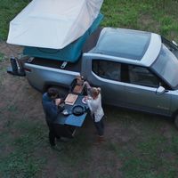 La pick-up eléctrica Rivian R1T luce en vídeo su lado camper: hasta 753 CV y 680 km de autonomía con cocina y cama