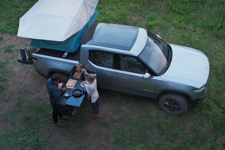 La pick-up eléctrica Rivian R1T luce en vídeo su lado camper: hasta 753 CV y 680 km de autonomía con cocina y cama
