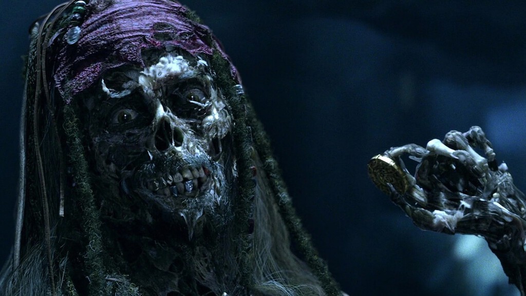 Entre la decoración de Disneyland de Piratas del Caribe había esqueletos reales saludándote con la mano y no te habías dado cuenta 
