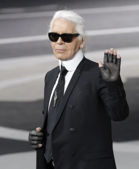 ¿Karl Lagerfeld el Papa de la moda? Eso piensan en Alemania