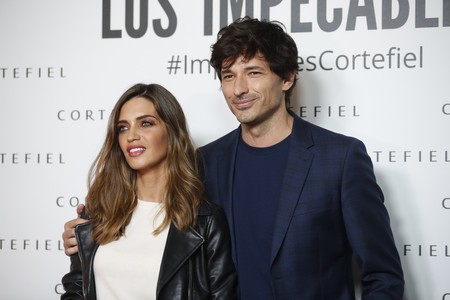 Andrés Velencoso nos demuestra que combinar traje con deportivas blancas no está pasado de moda