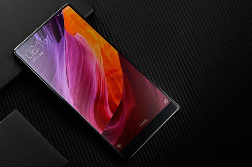 Qué fue del Xiaomi Mi Mix, el teléfono más revolucionario y futurista de hace una década y que sonaba sin altavoz