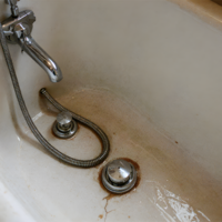 Un inquilino entrega al propietario un piso con un desconchón en la bañera y meses después le reclama 5.100 euros por los daños: la justicia dice que eran desperfectos por el desgaste habitual y no por un mal uso 