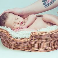 Esos bebés que al dormir buscan los límites corporales como en el útero