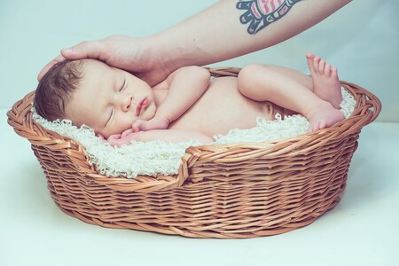 Esos bebés que al dormir buscan los límites corporales como en el útero