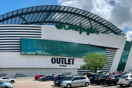 El Corte Inglés está cerrando sus outlets y está liquidando todo a 10 euros: vestidos, pantalones y más  