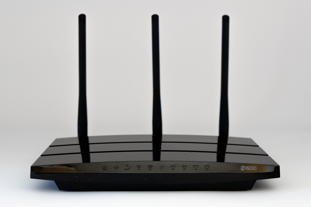 Así puedes mejorar la cobertura del Wi-Fi sin gastar ni un euro: cómo usar tu viejo router como repetidor 