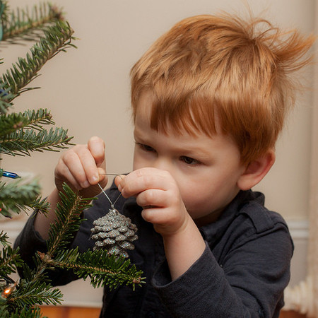 La foto de tu bebé: decorando el árbol de Navidad