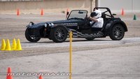Conducimos un Caterham Super Seven que tú también puedes pilotar