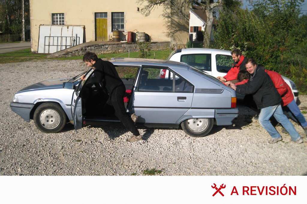 Me he quedado sin batería, ¿puedo arrancar el coche empujándolo? En realidad, no: eso es cosa del pasado