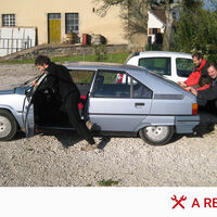 Hasta no hace mucho se podía arrancar un coche con la batería agotada simplemente empujándolo. Ahora, ya no se puede con casi ningún coche