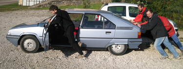 Hasta no hace mucho se podía arrancar un coche con la batería agotada simplemente empujándolo. Ahora, ya no se puede con casi ningún coche